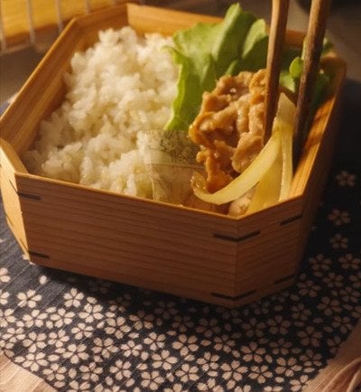 朝5時27分スタート！50代母が作る「ぶた丼のお弁当」ぱっと華やぐ可愛らしいアレンジに注目