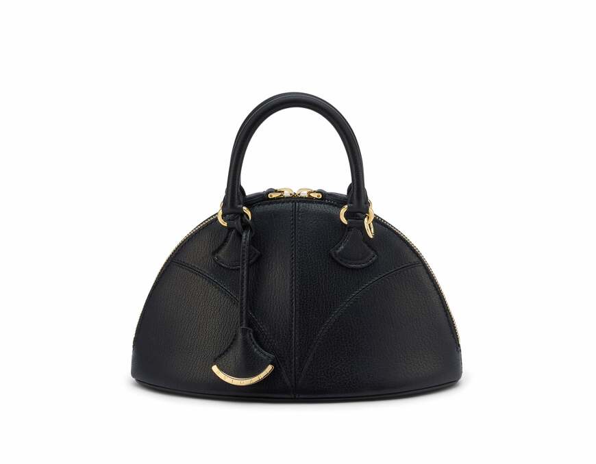 出所：ブルガリ・ジャパン合同会社『【ブルガリ】堀田茜がメアリー・カトランズ による新作レザーグッズ＆アクセサリー「ディーヴァ ドリーム 」コレクションを纏う』