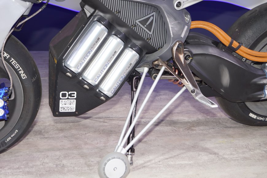 自動で動作するオートサイドスタンド。