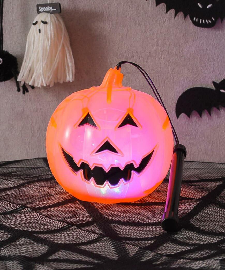 出所：パルグループ公式ファッション通販サイト 3COINS 光るカボチャ手持ちライト／ハロウィン
