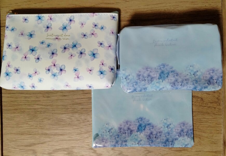 筆者撮影（キャンドゥ、クリアポーチ PVC あじさい柄・フリーケース マチ付 合皮 あじさい柄・フラットポーチ PVC あじさい柄）