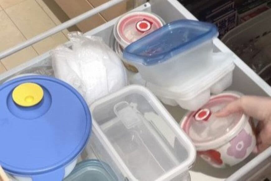 「優秀すぎてビビる」ダイソーの〈ブックエンド〉を使って…→かさばりがちな〈保存容器〉の収納をスッキリ整える