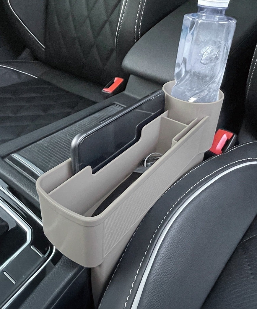 出所：3COINS公式 CARドリンクホルダー付き隙間収納