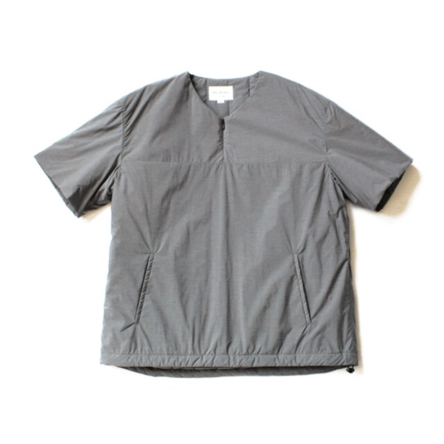 STILL BY HAND - シンサレート中綿入り 半袖プルオーバー ¥27,000（税込）