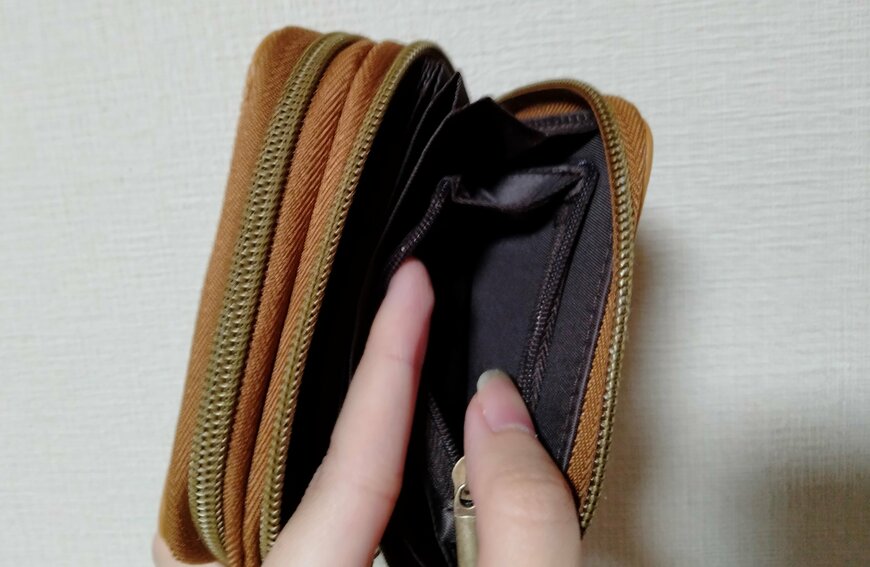 筆者撮影（宝島社、リンネル2023年9月号 おばけミッフィー キーチェーン付き じゃばら財布）