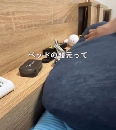 【100均DIY】ダイソーの「ワイヤーネット×チャンキーヤーン」でごちゃつくベッド周りを可愛くスッキリさせる！「真似したくなった」と話題