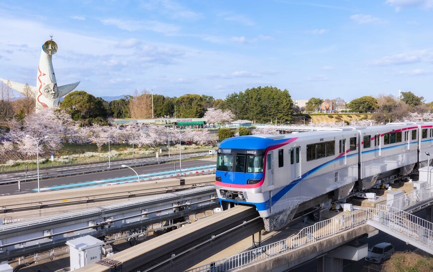 大阪モノレールと万博記念公園の桜