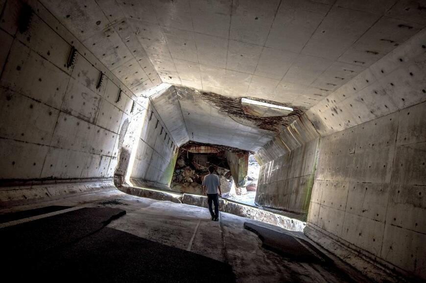 自然の脅威を感じるトンネル