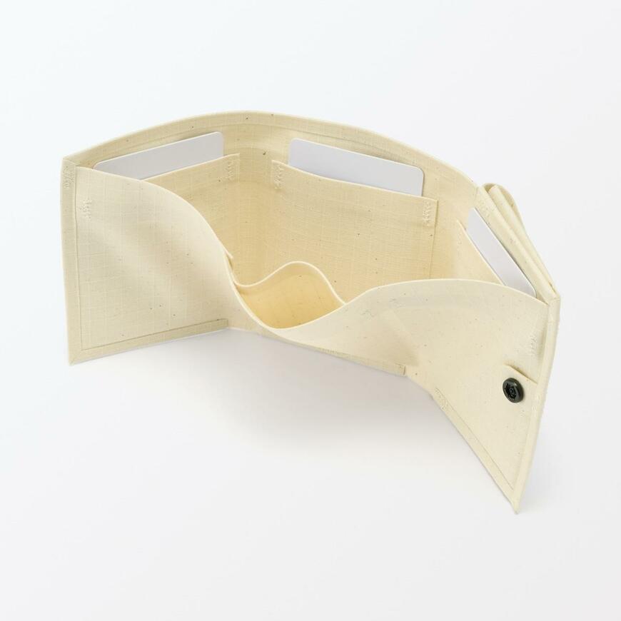 無印良品、耐水生地を使った三つ折り財布画像