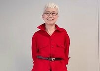 【70代マダム】UNIQLOのメンズを着こなす！「赤ブラウス」で作る秋コーデが勉強になる