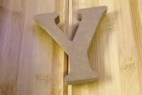 【100均DIY】ダイソーの「バンブートレー・Y字型木材」を使って…　工具不要で超簡単におしゃれな〈小物置き〉が作れる