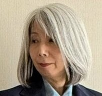 【60代マダム】着まわし力抜群の「紺ブレコーデ」が上品！大人のトラッドスタイルに「素敵すぎる！」「紺ブレ最強ですね」の声