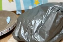 「意外な物で遊ぶ猫ちゃん」に手を出したら→飼い主さんへのまさかの反応に笑ってしまう