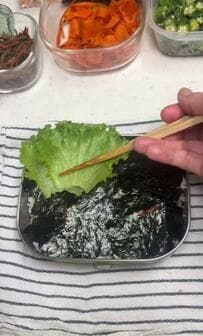 【金曜日ののり弁】夫が「金曜日が楽しみ」と話すお弁当は、海苔の上におかずがぎっしり
