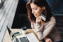女性に人気の「クレジットカード」1位とは~「選ぶ基準」と「保有枚数」は?~