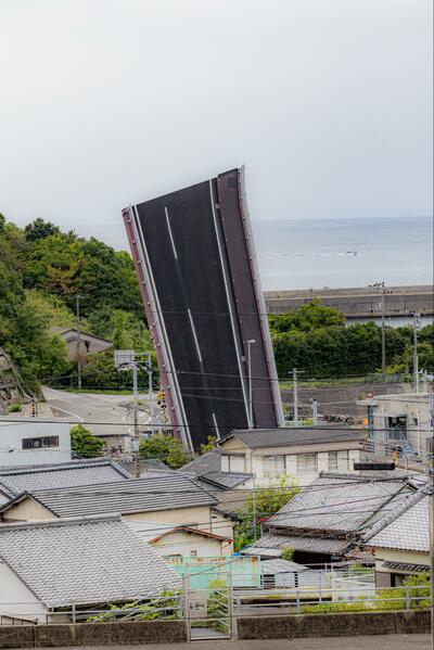 道路が突き刺さっているのかと…
