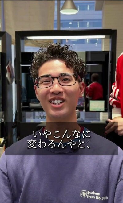 パーマで質感を整え、信頼感のある印象に仕上がったスタイル