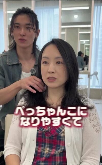 髪全体がぺたんとしやすいと話していた、長めの来店時の様子