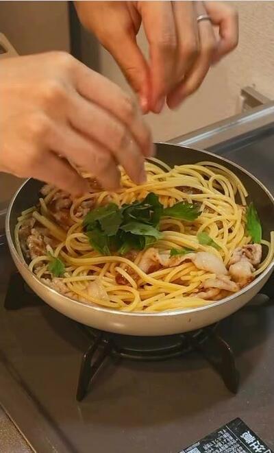 豚肉の和風パスタが仕上がっていく