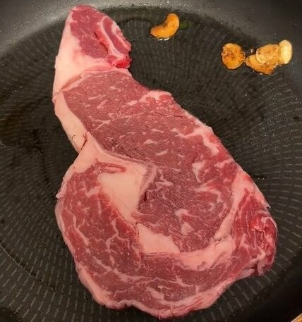 ステーキとガーリックライスで作る「おにぎらず弁当」　背徳感溢れる断面に「もうたまらん」