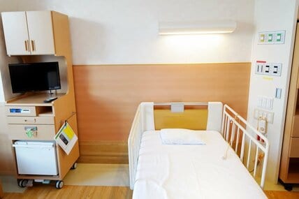 【後期高齢者医療制度】人工透析を受ける人の自己負担は、医療機関ごとに月「1万円」まで。75歳で加入したら特定疾病の申請を改めて行う