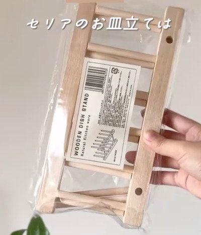 「真似したい！」どんどん増えて収納場所に困る子どもの〈絵本・パズル・ポシェット・洋服〉→セリアの〈お皿立て〉で解決！