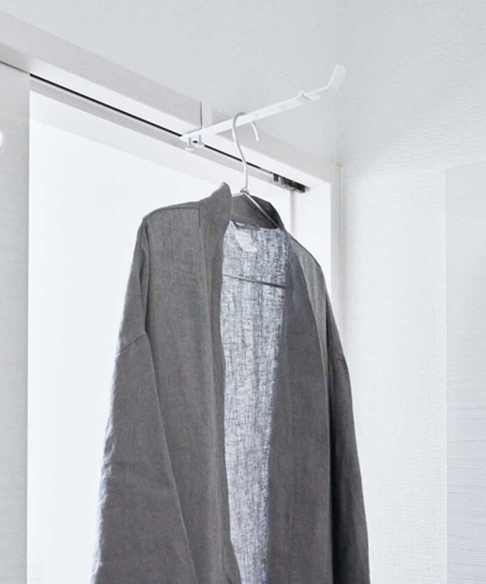 奥行があるため、ピンチハンガーなども掛けられる