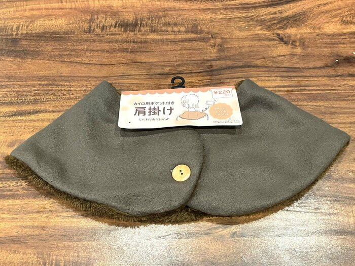 キャンドゥの「カイロ用ポケット付き肩掛け」220円(税込)
