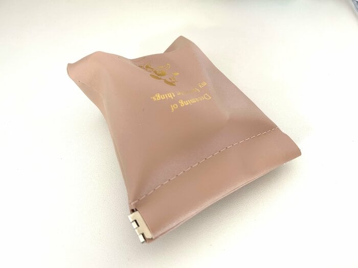 多少形がいびつでもしっかり閉じるのがバネ口のいいところ