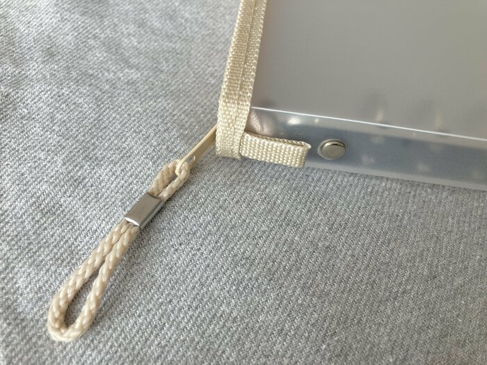 ループがあり、キーホルダーなどを付けてアレンジが可能