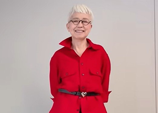 【70代マダム】UNIQLOのメンズを着こなす！「赤ブラウス」で作る秋コーデが勉強になる