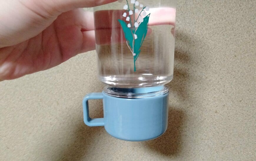 筆者撮影（セリア、ミモザ＆スズラン コップ付ドリンクボトル 390ml）