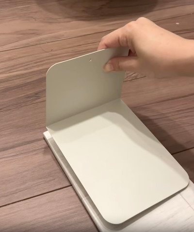 「真似したい...！！」セリアの〈ブックエンド〉で...→家中の収納がスッキリ整う！「アイデアがすごすぎ！」と話題