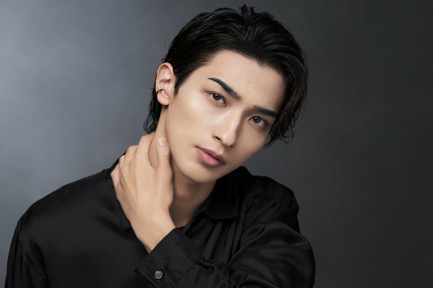 出所：日本ロレアル株式会社「横浜流星、大人の色気で圧倒！オールブラックコーデに斬新なアイメイク姿を披露。シュウ ウエムラの動画＆ビジュアル公開。インタビュー・メイキングも！美肌の秘訣や挑戦したい役柄など語る」 