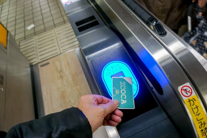 旅行中に西日本の電車で見つけた「隠れ座席」　全国各地でも似たようなシートの目撃情報が続出