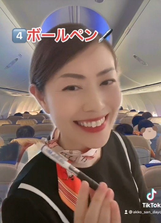 出所：@akko_san_dayo「ロングフライトにおすすめの持ち物リスト」