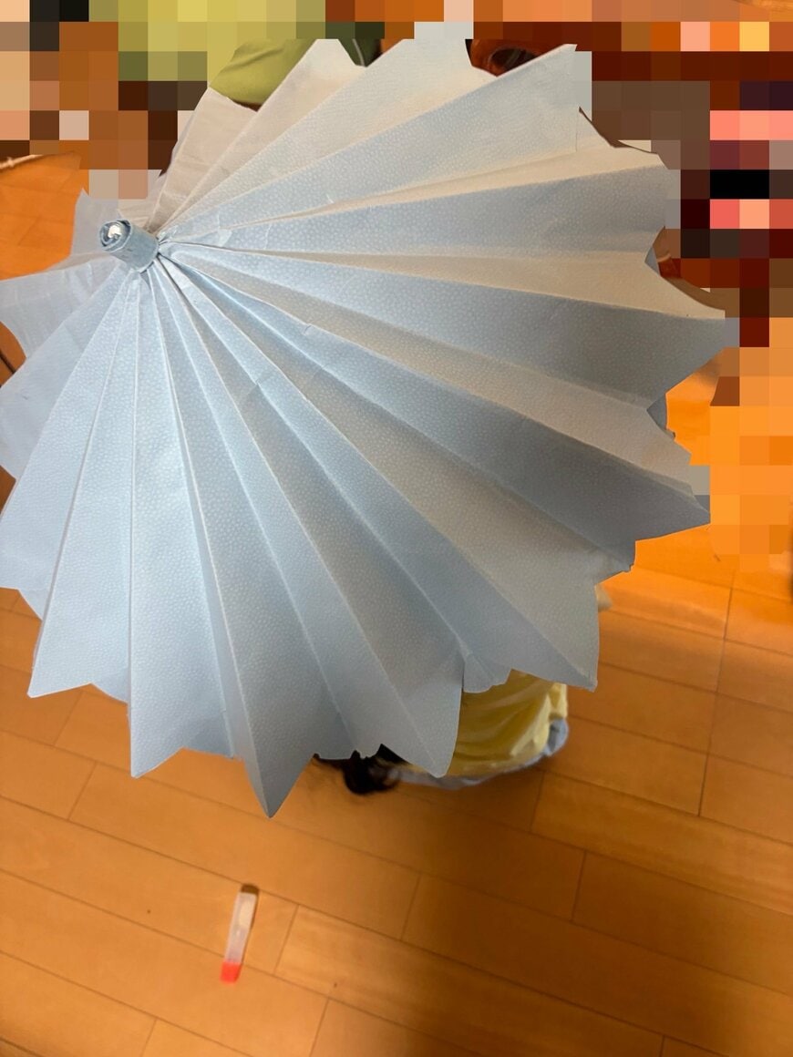 10歳の娘が「紙で作った巨大傘」　開閉可能なリアルな作りに「プロの技術」