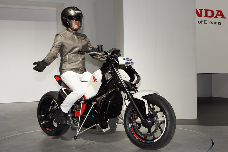 ハンドルから手を離しても自立する。