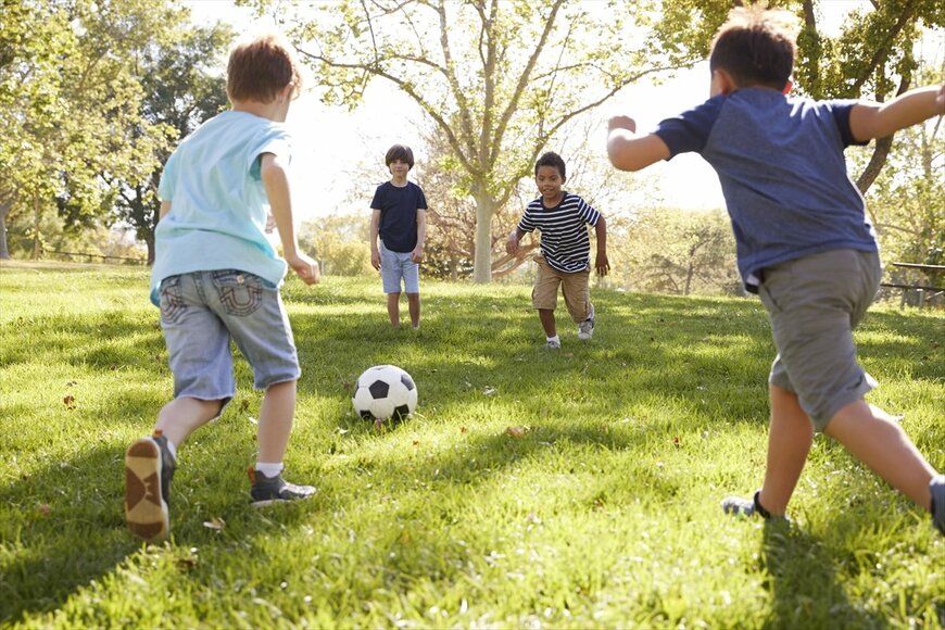 「金網にボールが当たる音」は苦痛!? 公園での子供の騒音で大論争