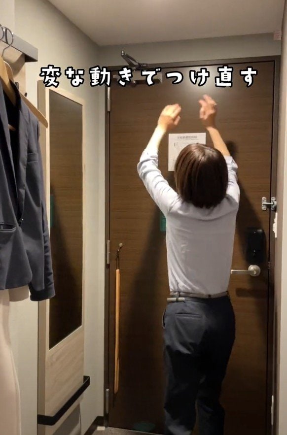 変な動きでライトをつけなおす女性