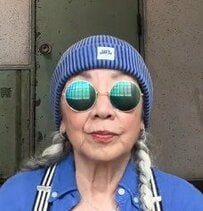 【72歳マダム】オール“メルカリ”コーデ　柄パンツと青の組み合わせに「唯一無二のカッコ良さ」と反響