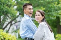 【70歳代・二人以上世帯】みんなの《貯蓄額》はいくら？「1カ月の生活費・ 2025年度の年金額・1人あたりの医療費」はどれくらい？