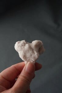 「樹脂粘土の塊」で作った芍薬の花　魔法のようなビフォーアフターに「どう錬成されたのか」