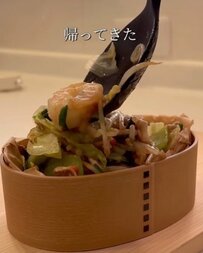 【ごちそう爆誕】エビで豪華に！「俺、玉手箱開けてもうた」と旦那さんも驚きの”野菜炒め弁当”が話題