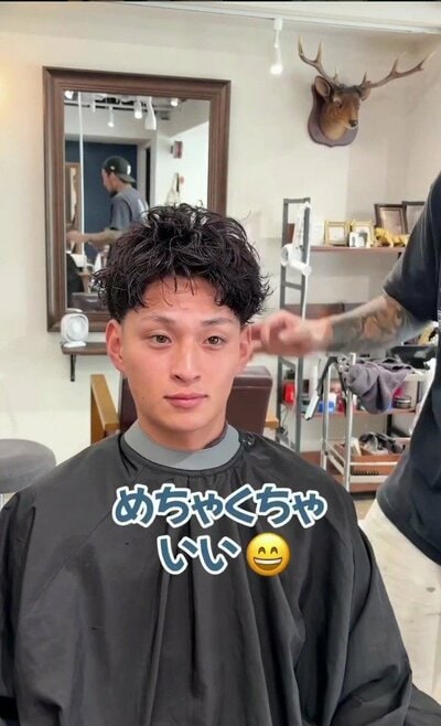 黒髪に染め、無造作な質感に仕上げた、アフターのショート
