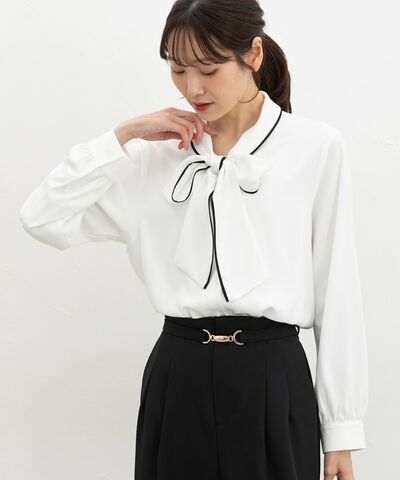 アイボリーの配色ボウタイブラウスのアップ