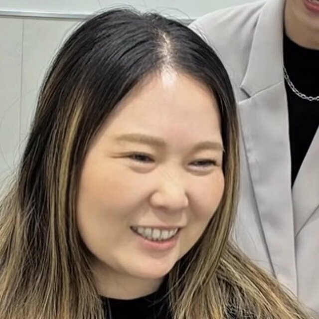 白髪を気にする女性が〈白髪ぼかしハイライト〉で自然なスタイルに印象チェンジ。「めっちゃ綺麗」と笑みがこぼれる理想的な仕上がりに