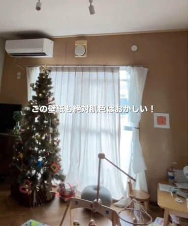 「めっちゃ明るくなる」築30年〈リビング壁〉を2児ママがシール壁紙を貼るだけDIY→〈清潔感あふれる垢抜け空間〉に雰囲気ガラリ