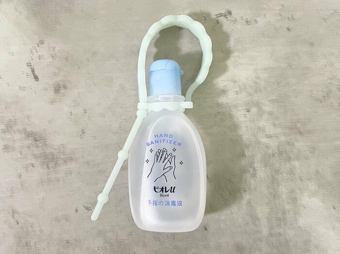 消毒液本体に携帯用ホルダーがついているので、持ち運びにもぴったり