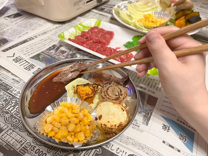 仕切りがあるおかげで、焼肉のタレとおかずを別々に分けることが可能